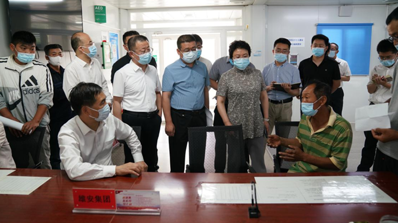 新金宝官方网站入口新区领导到群众工作中心现场接访并召开专题调度会