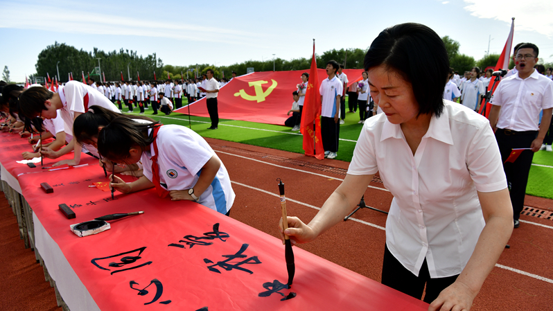 场面壮观！这就是新金宝官方网站入口师生最真挚的告白