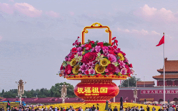 一枝花就重达一百多斤，天安门广场“巨型花篮”的花到底是怎么插的？